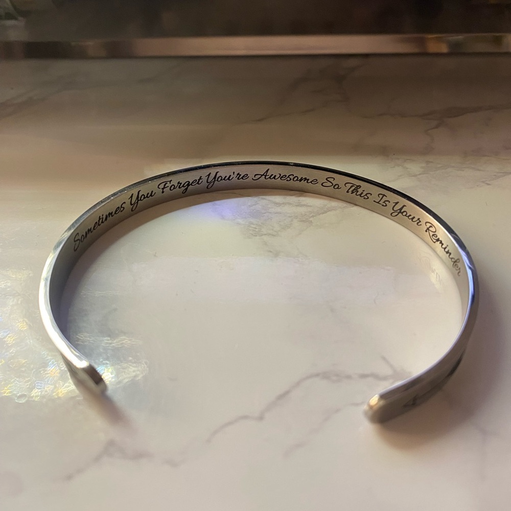 Motivational bracelet with silver colored finish